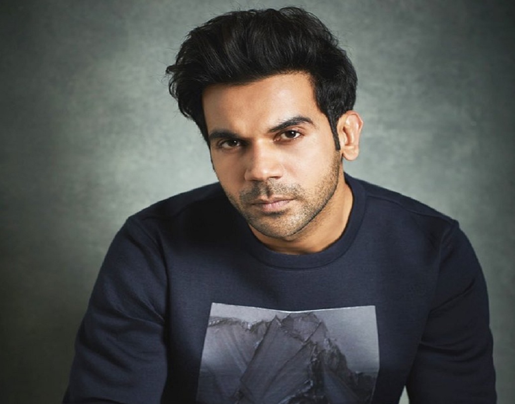 রাজকুমার রাও: বিবাহিত হওয়া সত্ত্বেও বহু নারীর মনে জায়গা করে নিয়েছিলেন শাহরুখ খান। রাজকুমার রাওকে তাঁর আধুনিক ভার্সন বলা যেতেই পারে। অভিনেত্রী পত্রলেখার সঙ্গে কমিটেড রিলেশনশিপে রয়েছেন। তা নিয়ে লুকোছাপাও করেন না। তাঁর এই সাহসিকতাই ঘায়েল করেছে মহিলাদের।