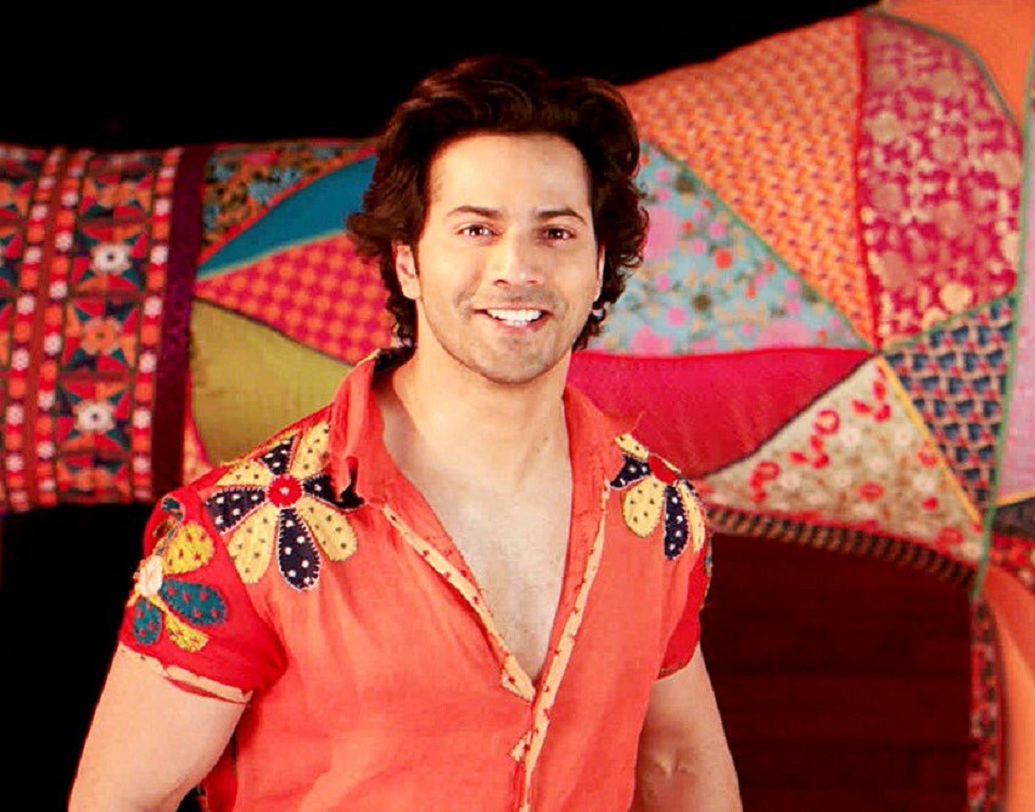 বরুণ ধওয়ন: বাণিজ্যিক হোক বা আর্ট, দুই ধরনের ছবিকে ব্যালেন্স করতে জানেন বরুণ ধওয়ান। দেখতেও পাশের বাড়ির দুষ্টু-মিষ্টি ছেলেটির মতো। প্রেমিকা রয়েছে যদিও। তবে তাতে কিচ্ছু যায় আসে না মহিলা অনুরাগীদের। বরুণের ছবি এলেই হল, থিয়েটারে ভিড় জমান তাঁরা। তাই একটাও ফ্লপ ছবি নেই বরুণের ৬ বছরের কেরিয়ারে।