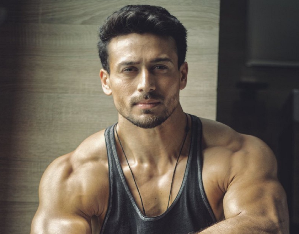 টাইগার শ্রফ: অভিনেতা নয়, সুপারস্টার হতে চান। তাই নাচ-অ্যাকশন-বডি, তারকা হতে যা যা লাগে, সব সমেত বলিউডে পা রেখেছিলেন টাইগার শ্রফ। এখনও পর্যন্ত ঠিকঠাকই এগোচ্ছেন তিনি। দু’-একটা ছবি ফ্লপ হয়েছে বটে। তবে বাবা জ্যাকির মতো তাঁরও মহিলা অনুরাগীর সংখ্যা অনেক।