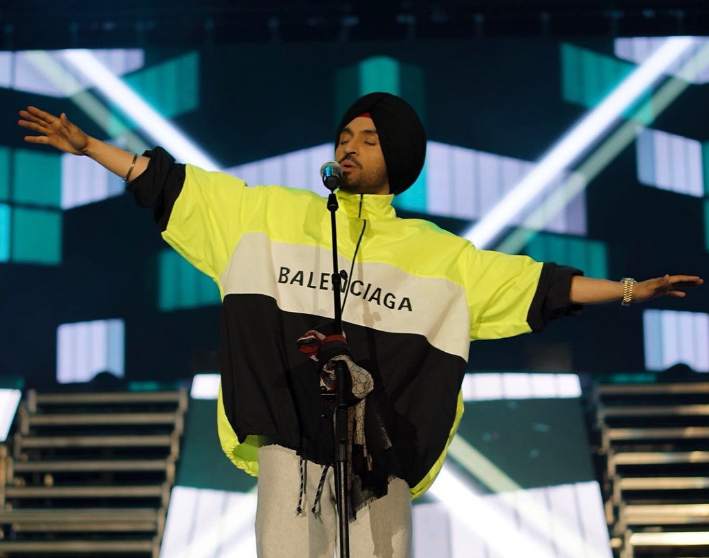 দিলজিত্ দোসাঞ্জ: ভাল গায়ক এবং অভিনেতা তো বটেই, তারকা হওয়ার পরও যথেষ্ট বিনয়ী পঞ্জাবের সুপারস্টার দিলজিত্ দোসাঞ্জ। তাতেই মহিলাদের মন জয় করে নিয়েছেন তিনি।