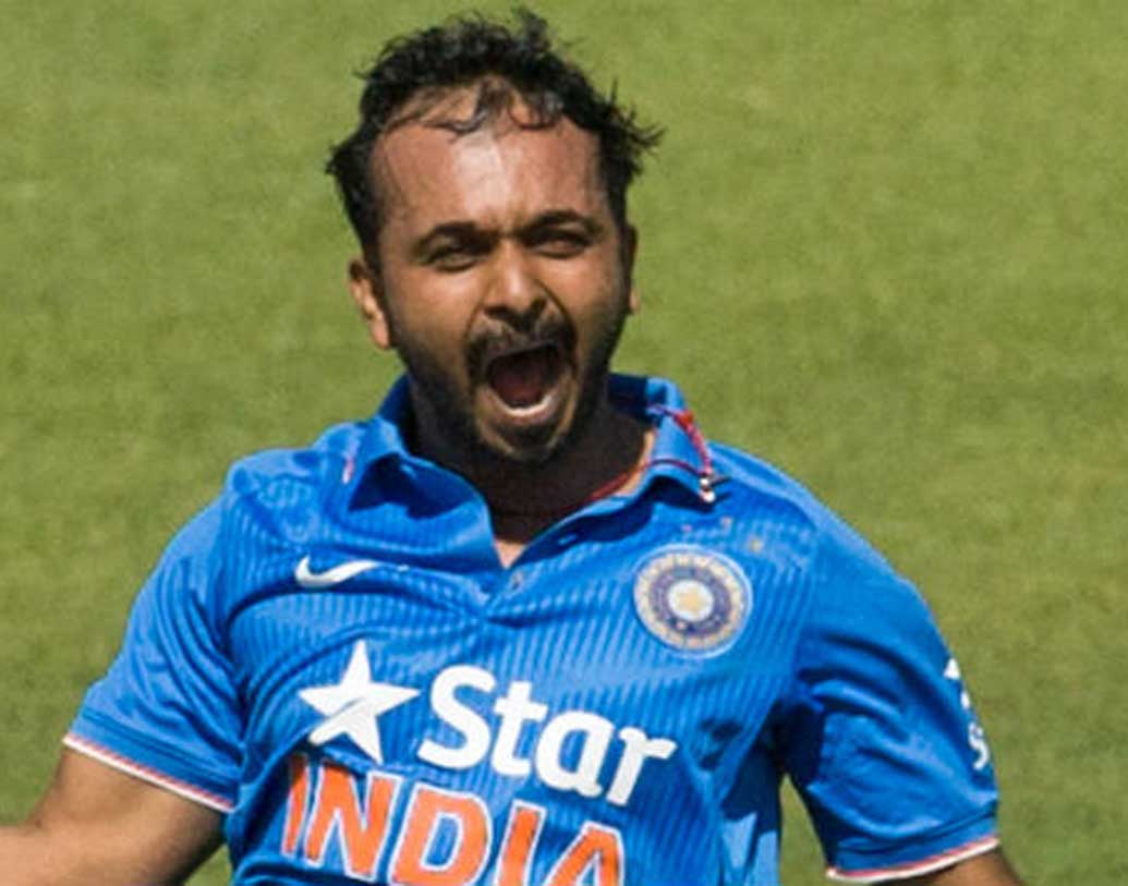 আইসিসির রিপোর্টের পর অম্বাতি রায়ুডুকে দিয়ে একেবারেই বল করানো উচিত নয় বিরাটের। সে ক্ষেত্রে কেদার যাদবই ভারতের কাছে সেরা তুরুপের তাস হতে পারে। কারণ ব্যাটের পাশাপাশি দক্ষ ফিল্ডার, কার্যকর অফস্পিন বোলারও। সে ক্ষেত্রে একাদশের বাইরে থাকতে হবে দীনেশ কার্তিককে।