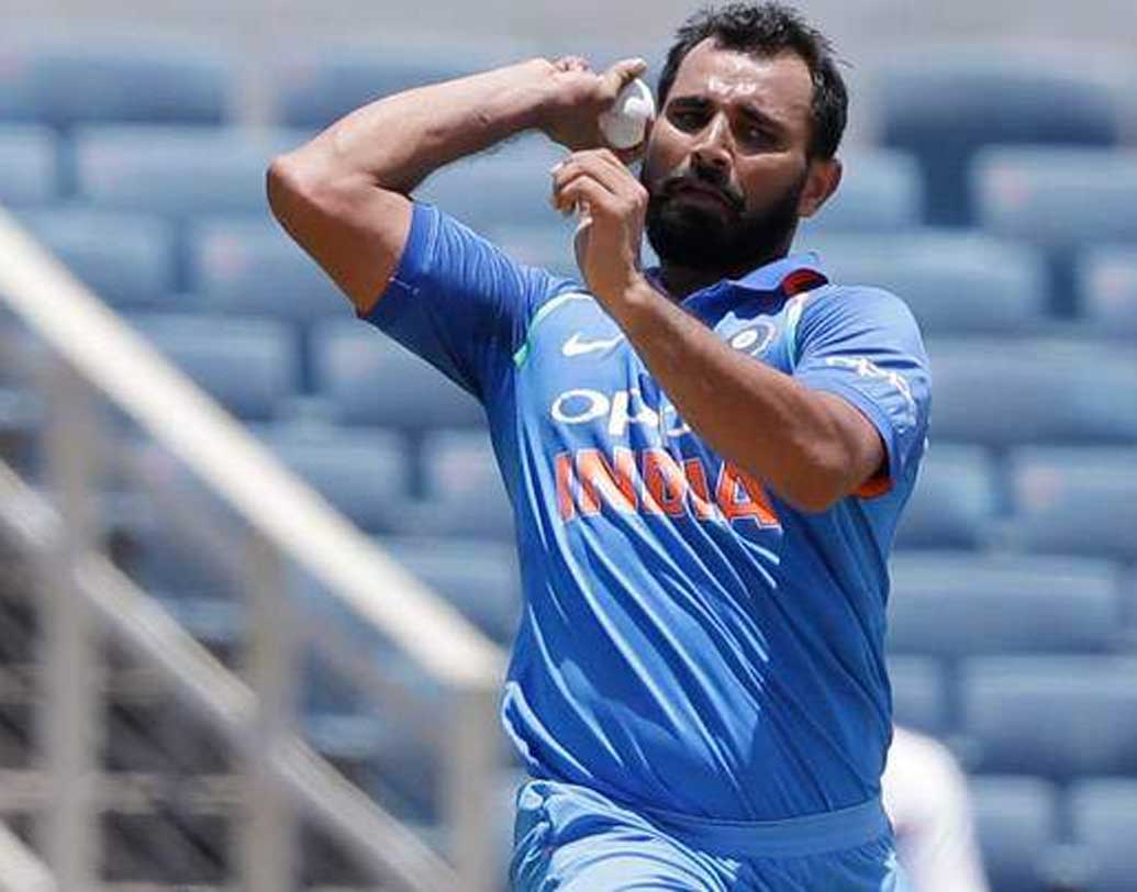 গত ম্যাচে ১০ ওভারে ৪৬ রান দিয়েছেন মহম্মদ শামি। একটা উইকেটও পাননি। রান তেমন না দিলেও উইকেট না পাওয়ায় চাপ বেড়েছে। ইনিংসের প্রথমে শামিকে উইকেট পেতেই হবে অ্যাডিলেডে।