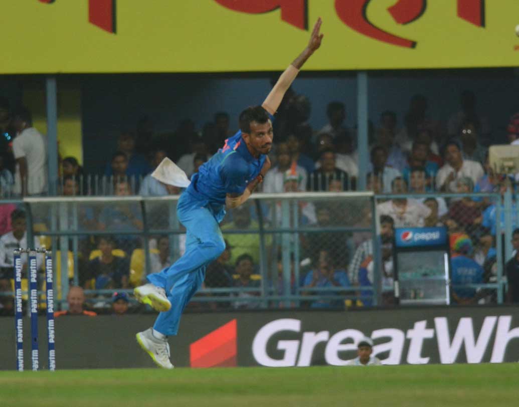 যদি রবীন্দ্র জাদেজার বদলে যুজবেন্দ্র চহাল খেলেন, তা হলে বোলিং আরও শক্তিশালী হতে পারে। অ্যাডিলেডের মাঠে চহাল বিপদে ফেলতে পারেন অজি ক্রিকেটারদের। বিশেষ করে ম্যাক্সওয়েলের বিরুদ্ধে চহালের রেকর্ড খুবই ভাল।