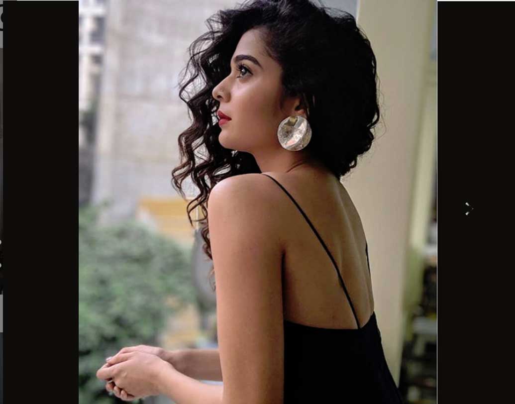 মিথিলার স্বতস্ফূর্ত অভিনয় মন কেড়েছে সমালোচকদেরও। ‘অফিসিয়াল চুকিয়াগিরি’ নামের সিরিজটিও বেশ জনপ্রিয় হয়েছিল।