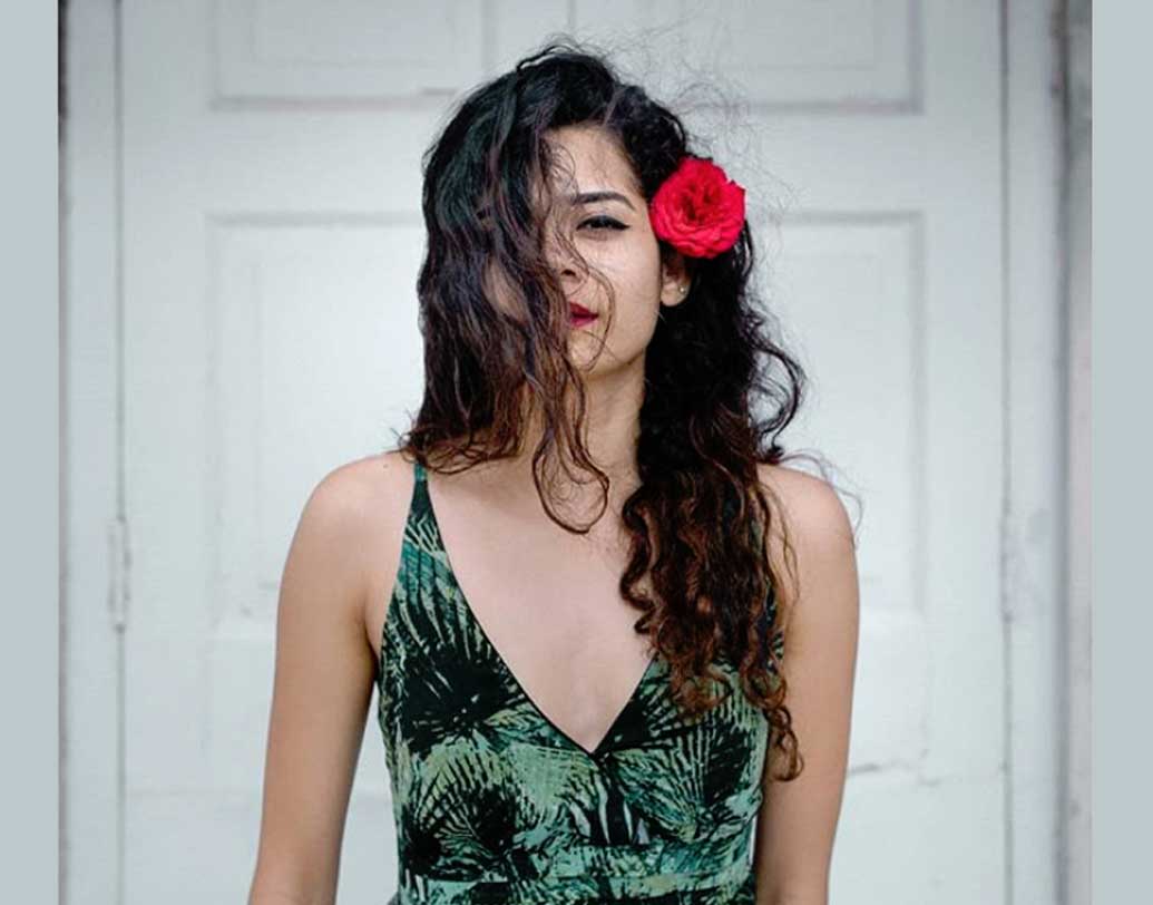 সেই সময় তিনি বুঝতে পারেন, মঞ্চের পিছনে নয়, দর্শকের সামনে কাজ করতেই তাঁর আগ্রহ বেশি। এর পরই অডিশন দেওয়া শুরু। সুযোগ পেলেন ওয়েব সিরিজে কাজ করার।