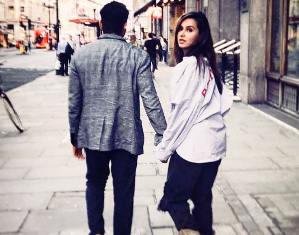 ৩৮ বছরের শিবানী শাহরুখ ও সলমনের ‘ডাই হার্ড’ ফ্যান। পছন্দ করেন মাধুরী দীক্ষিতের নাচ।