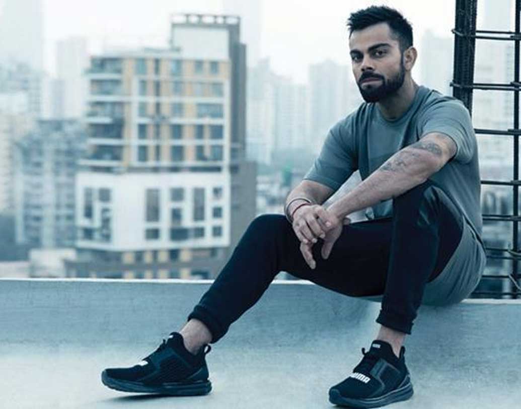 বিরাট কোহালি: ভারতীয় ক্রিকেট দলের ক্যাপ্টেন ‘স্টাইলিশ’ বলেই পরিচিত। সারা ভারতের ফ্যাশনিস্তারা তাঁর চুলের স্টাইল পর্যন্ত অনুসরণ করে ফেলেন মুহূর্তেই। বিরাট এই মুহূর্তে ব্যবহার করেন আইফোন এক্স। এই মডেলের আইফোনের দাম এক লাখের কিছু বেশি। যদিও তিনি যে ব্র্যান্ডের অ্যাম্বাসাডর সেই শাওমি ব্র্যান্ডের ফোনও দেখা যায় তাঁর হাতে।