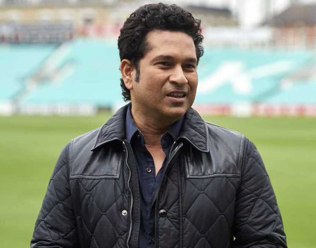 সচিন তেন্ডুলকর: ইয়ুথ আইকন সচিনের জীবনযাত্রা অত্যন্ত সাধারণ। তিনি মূলত যে ফোনটি ব্যবহার করেন, তা আইফোন ৭এস। ফোনটির দাম ৬৫ হাজার টাকার মতো।