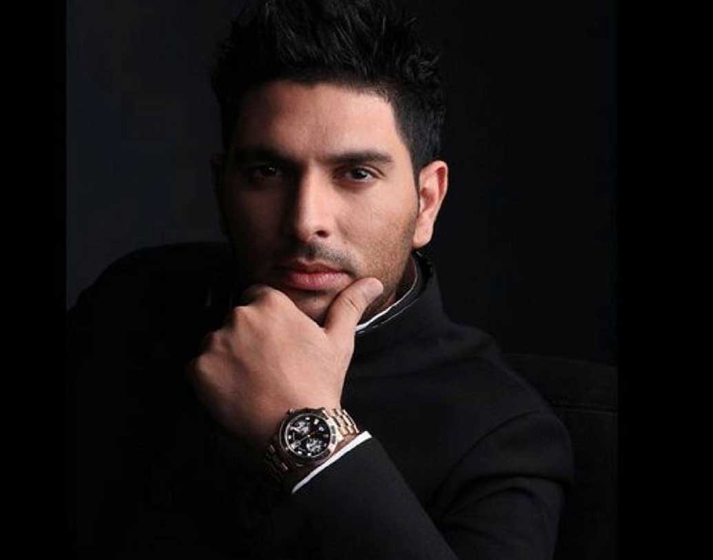 যুবরাজ সিংহ: শুধুমাত্র ক্রিকেটার হিসেবে নয়, ক্যানসারের মতো মারণ রোগকে জয় করে যুবি দেশের মানুষের কাছে অন্যতম অনুপ্রেরণা। সচিনের মতো তিনিও ব্যবহার করেন আইফোন ৭এস। ফোনটির দাম ৬৫ হাজার টাকার মতো।