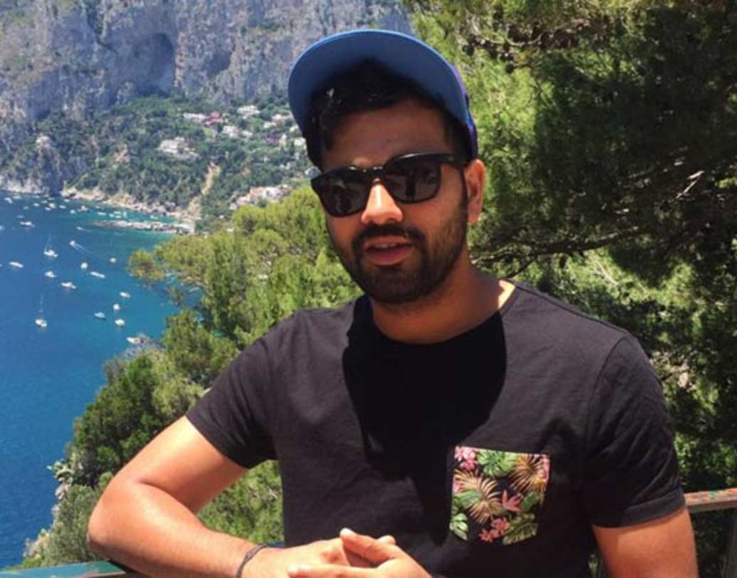 রোহিত শর্মা: হিটম্যান শুধু ক্রিকেটের জন্যই নয়। স্বভাবের কারণেও ক্রিকেট অনুরাগীদের কাছে বেশ জনপ্রিয়। রোহিত ব্যবহার করেন স্যামসাং গ্যালাক্সি এস৮। ফোনের দাম ৫৪ হাজার টাকার কাছাকাছি।