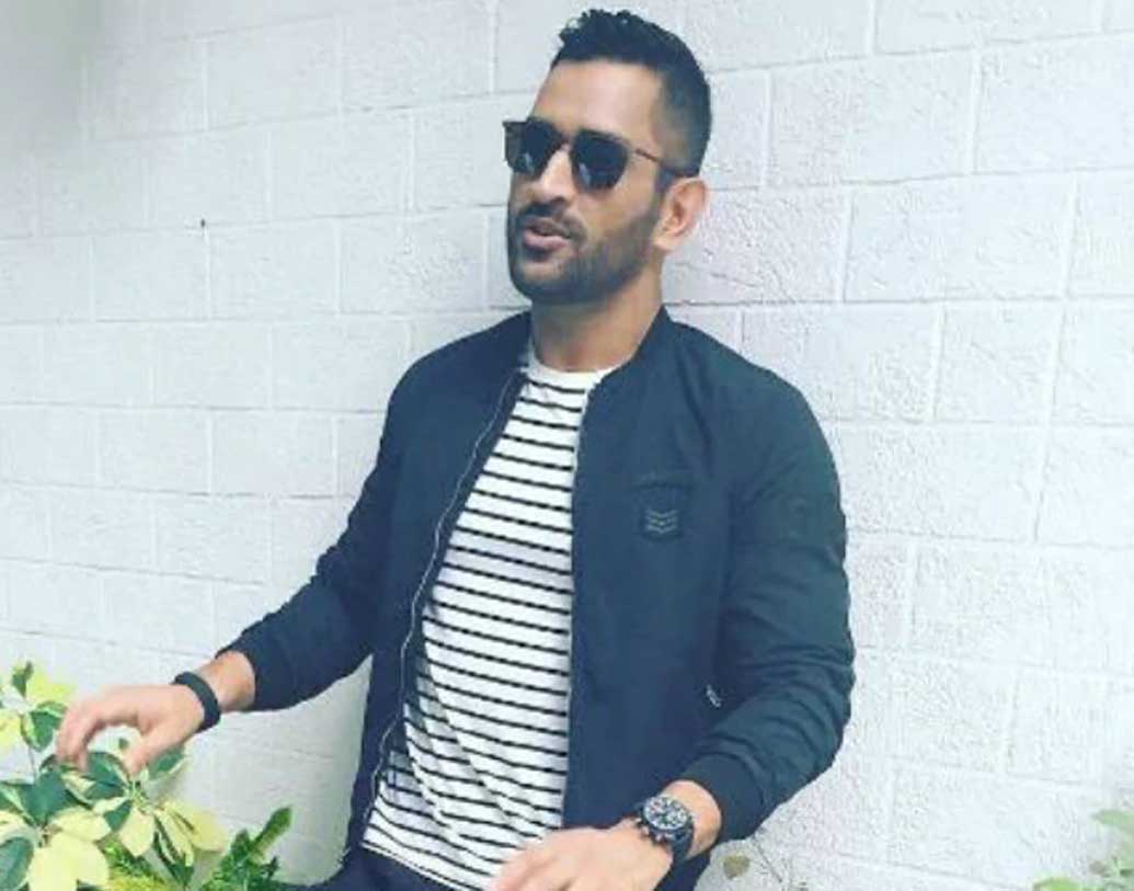 মহেন্দ্র সিংহ ধোনি: ‘ক্যাপ্টেন কুল’ বাইক যেমন ভালবাসেন, তেমন ভালবাসেন কেতাদুরস্ত ফোনও। ধোনি মূলত ব্যবহার করেন আইফোন ৭-প্লাস, ফোনের দাম ৬৫ হাজার টাকার কাছাকাছি।