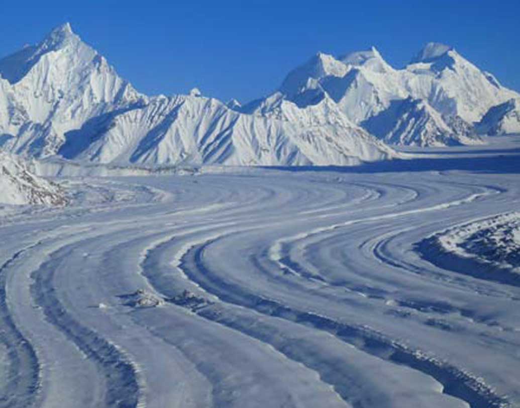 ৭৬ কিলোমিটার দীর্ঘ এই সিয়াচেন হিমবাহে সারা বছর উপস্থিত থাকেন ভারতীয় সেনারা। সুযোগ থাকলেও নীচে নেমে আসতে পারেন না ভারতীয় সেনারা। কারণ, তাহলেই পাকিস্তানি সেনাবাহিনীর সদস্যেরা উপরে উঠে এসে দখল নিতে পারে এই হিমবাহের। এক বার দখল নিয়ে নিলে এই হিমবাহের নিয়ন্ত্রণ ফের নিজেদের হাতে নিয়ে আসা খুবই কঠিন।