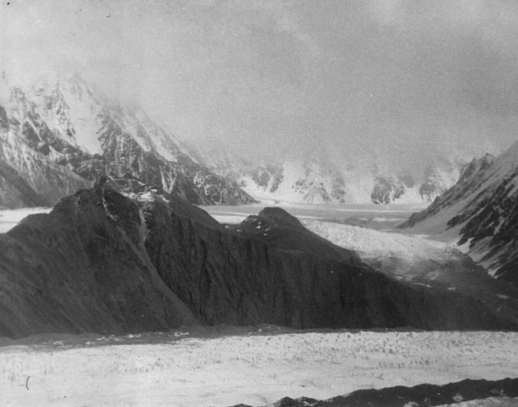 প্রতি দিন সকালে ঘুম থেকে উঠেই চ্যালেঞ্জের মুখোমুখি হতে হয় সেনাদের। জমে যায় টুথ পেস্ট। পাশাপাশি কোনও ফলই খেতে পারেন না সেনারা। কারণ, অতিরিক্ত নিম্ন তাপমাত্রায় জমে শক্ত কাঠের মতো হয়ে যায় সমস্ত ফল।