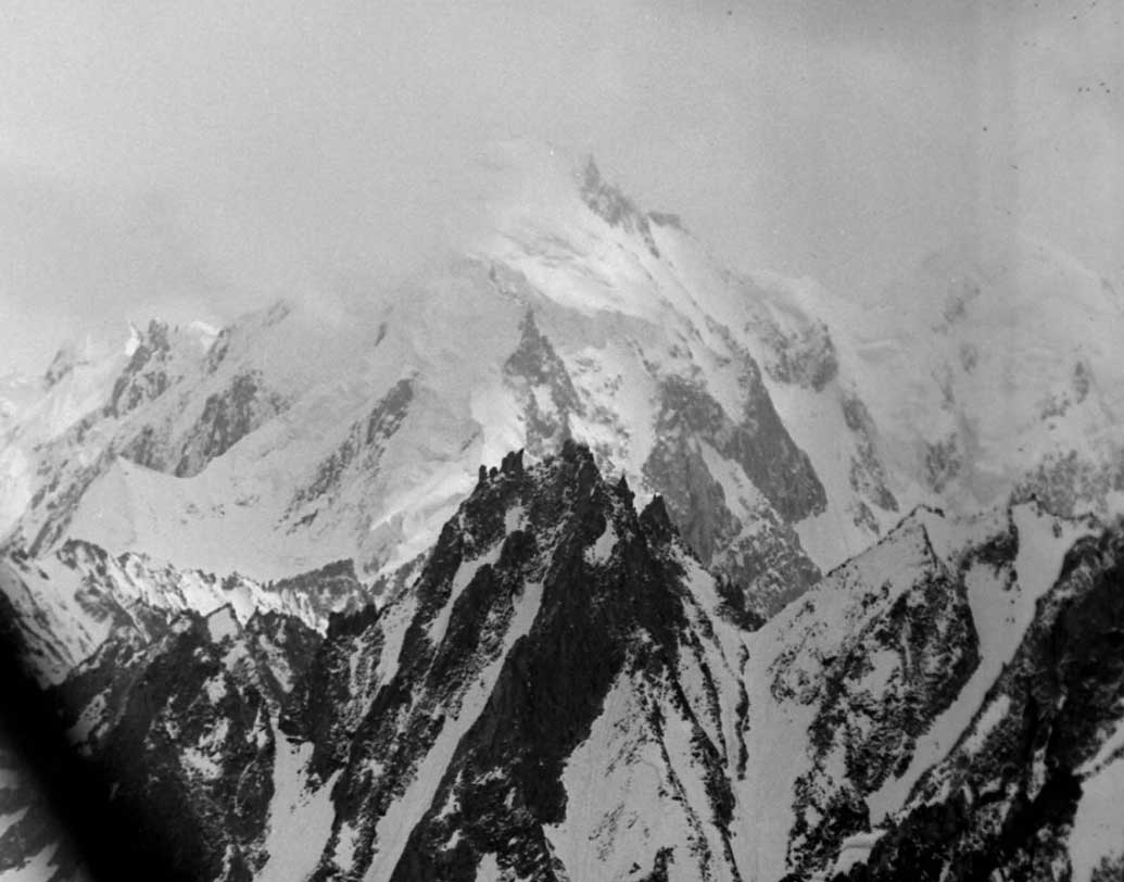 এই উচ্চতায় কোনও মানুষের বেঁচে থাকাটাই বিস্ময়ের। বিজ্ঞানের নিজস্ব নিয়মেই, পাঁচ হাজার মিটারের উপর শরীর পরিবেশের সঙ্গে খাপ খাওয়াতে পারে না। এই উচ্চতায় পর্বতারোহীরা যান, কিন্তু আবহাওয়া ভাল থাকলে তবেই পাহাড়ে ওঠেন তাঁরা।  কিন্তু সেনাবাহিনীকে থাকতে হয় সারা বছর।