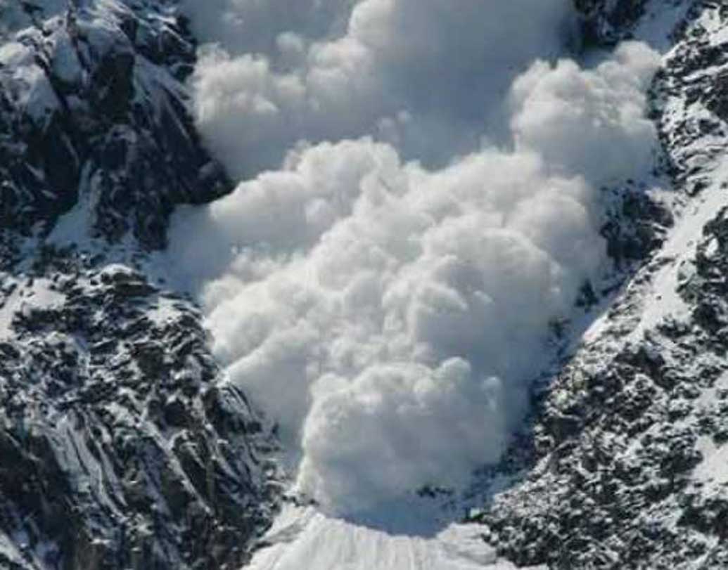 সিয়াচেনের ঝড় বড়ই ভয়ঙ্কর। সিয়াচেনে নিয়মিত ঘন্টায় একশো মাইল বেগে ঝড় ওঠে। কখনও কখনও এই ঝড় টানা তিন সপ্তাহ স্থায়ী হয়। তুষারঝড়ে এই দীর্ঘ সময় ধরে পাঁচ হাজার মিটার উচ্চতায় কোনও মানুষের বেঁচে থাকার নজির খুবই কম।