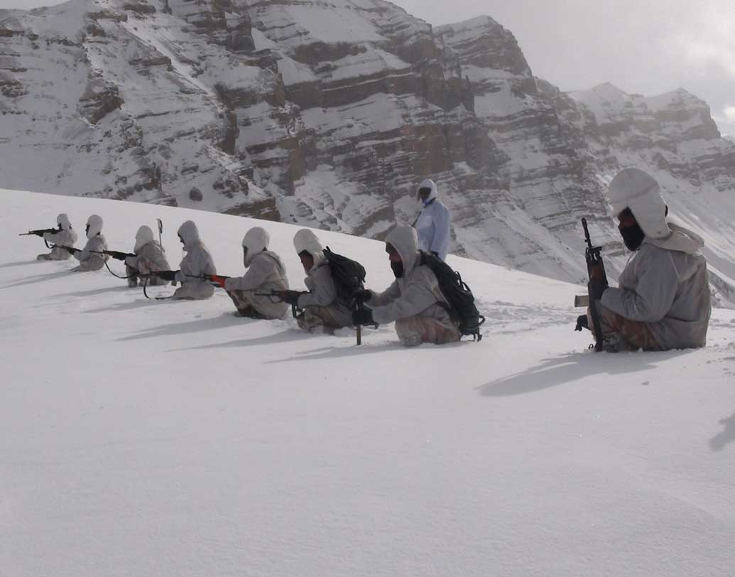 তুষার ঝড়ের সময় সেনা তাঁবুতে বসে থাকারও কোনও উপায় নেই। কারণ, তাহলে পুরো শিবিরই চলে যাবে বরফের তলায়। ঝড়ের মধ্যেই বেলচা হাতে নিয়ে বরফ সাফ করতে হয় সেনাদের। সারা বছরে সিয়াচেনে প্রায় ৩০-৪০ ফুট গভীরতার বরফ পড়ে । মাসের পর মাস স্নান না করে থাকেন ভারতীয় সেনারা। স্নান করলেই দুরারোগ্য ব্যধিতে আক্রান্ত হওয়া প্রায় নিশ্চিত।