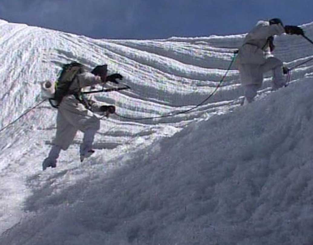 ভারতীয় সেনারা ধরনের সমস্যায় পড়েন, তার পুরোদস্তুর চিকিৎসার ব্যবস্থা মেডিক্যাল সায়েন্সে নেই। কারণ, এই পরিস্থিতির মুখোমুখি অন্য কেউ হন না। জম্মু ও কাশ্মীরের হুন্তারে সেনাদের জন্য ভারতীয় প্রতিরক্ষা গবেষণা সংস্থা বানিয়েছে বিশেষ চিকিৎসা গবেষণা কেন্দ্র।