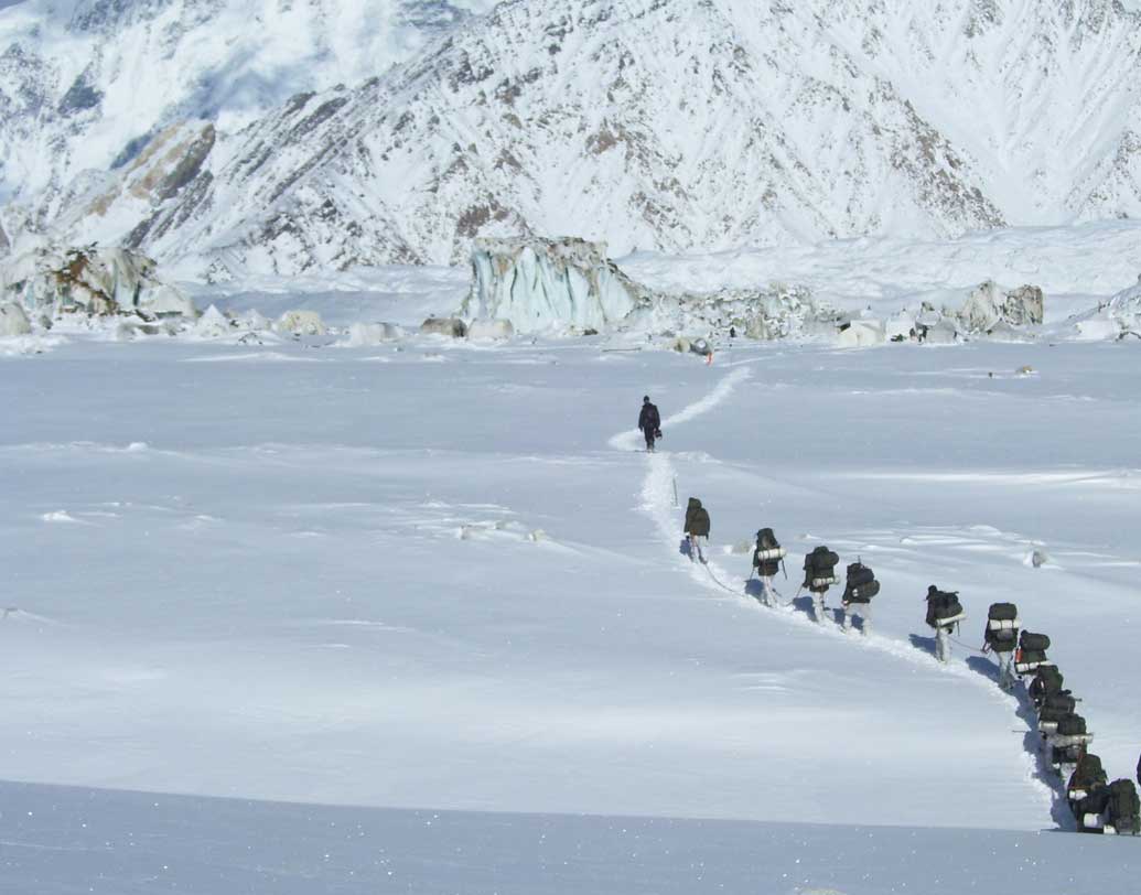 সিয়াচেনে ভারতীয় সেনাদের রসদ পৌঁছে দেওয়ার জন্য বিশেষ হেলিকপ্টার বানিয়েছে ভারত। সেনাশিবিরের উপরে মাত্র ২০-৩০ সেকেন্ড থাকতে পারে এই হেলিকপ্টার। তার বেশি হলেই পাকিস্তানি গোলায় ধ্বংস হয়ে যেতে পারে ভারতীয় হেলিকপ্টার। তাই খাবার ও অন্যান্য রসদ এই সময়ের মধ্যেই ফেলে দিতে হয় নিচে।