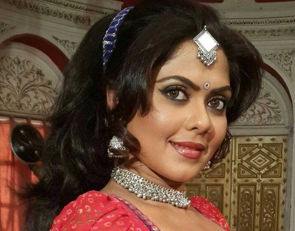 কলকাতায় জন্মাবার পরই বাবার বদলির চাকরি সূত্রে চলে যান কেরলে। নৌ বাহিনীতে চাকুরিরত বাবার চাকরির কারণেই বড় হয়েছেন কেরলেই।