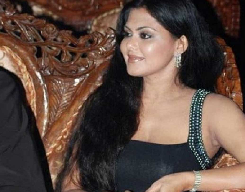 প্রথম সিনেমা ‘সুহাগন বানা দা সজনা হামার’স সুপারহিট হওয়ায় তাঁকে আর পিছন ফিরে তাকাতে হয়নি।