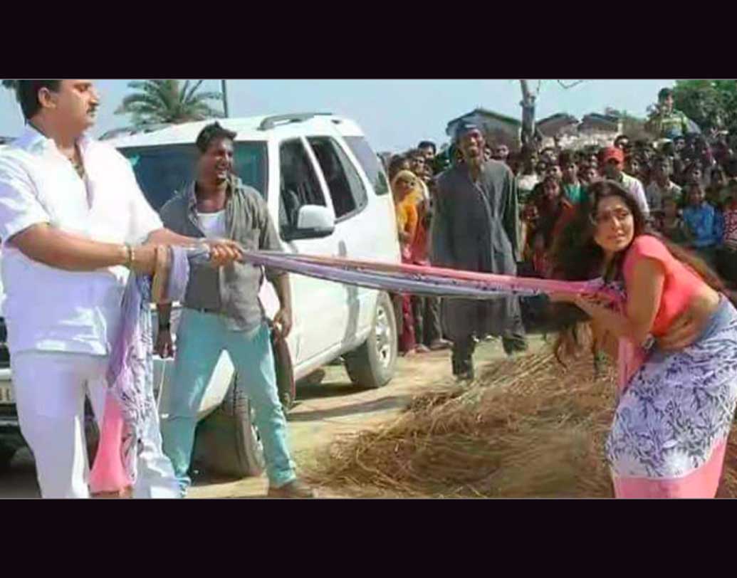 রিঙ্কু ঘোষের একটি ছবি ইন্টারনেটে ভাইরাল হয়ে পড়েছিল, ছবিতে দেখা গিয়েছিল তাঁর শ্লীলতাহানি করা হচ্ছে, তা নিয়ে বিতর্কও হয়। এক বসপা নেতার নাম জড়িয়ে যায় সেই বিতর্কে। পরে জানা যায় সেটি ফেক নিউজ।