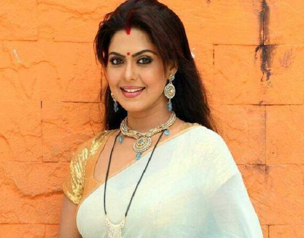 ‘জয় মা দুর্গা’ নামে একটি বলিউড ছবিও করেছেন তিনি। ১৯৯৬ সালে ‘মিস মুম্বই’ হওয়ার পরই বিনোদন জগতে প্রবেশ করেন রিঙ্কু।