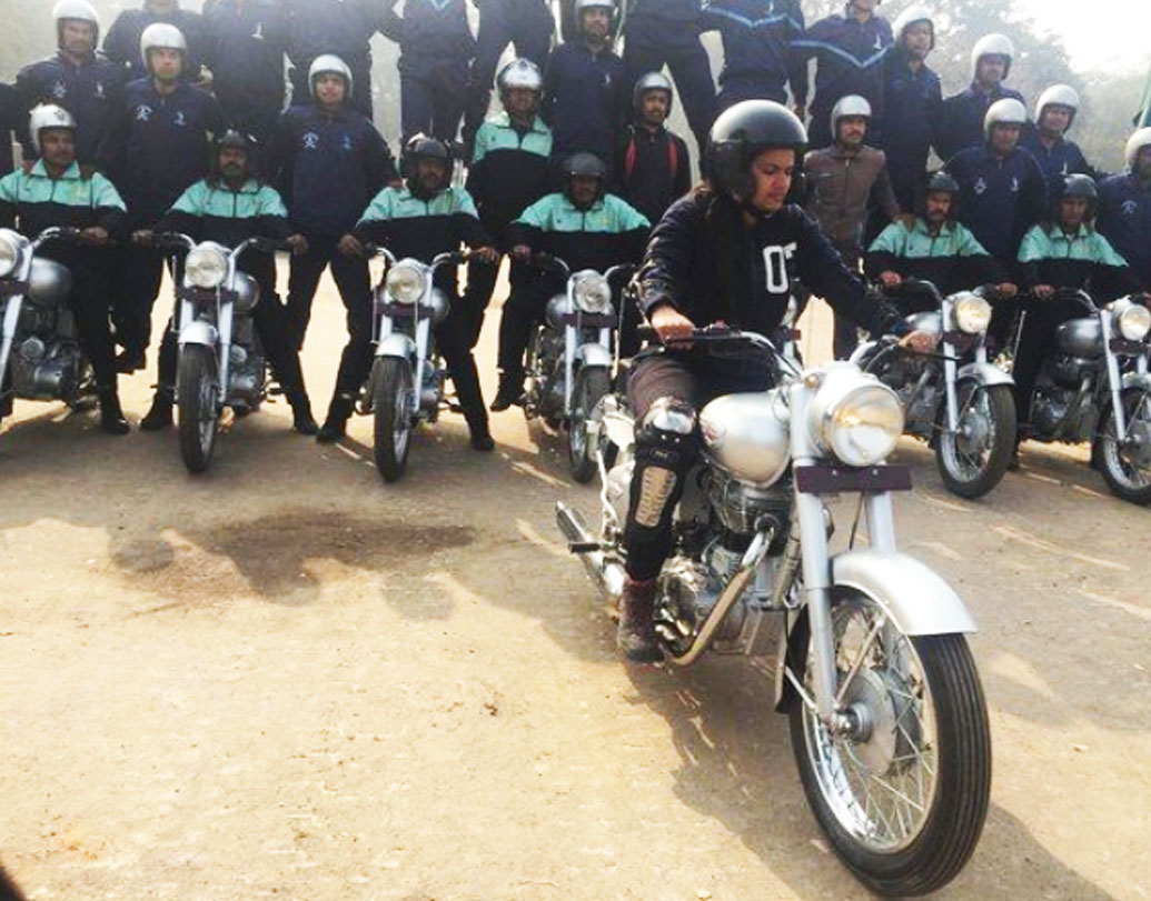 শুধু ভাবনা কস্তুরীই নয়। ক্যাপ্টেন শিখা সুরভি আর এক মহিলা অফিসারও এই প্রথম বার নেতৃত্ব দেবেন সেনার ডেয়ারডেভিলস মোটরসাইকেল ডিসপ্লে টিমকে। পিরামিডের আকারে ন’টি মোটরসাইকেল নিয়ে ৩৩ জন পুরুষ সেনার চোখধাঁধানো বাইক র‌্যালিকে নেতৃত্ব দেবেন ক্যাপ্টেন শিখা সুরভি।