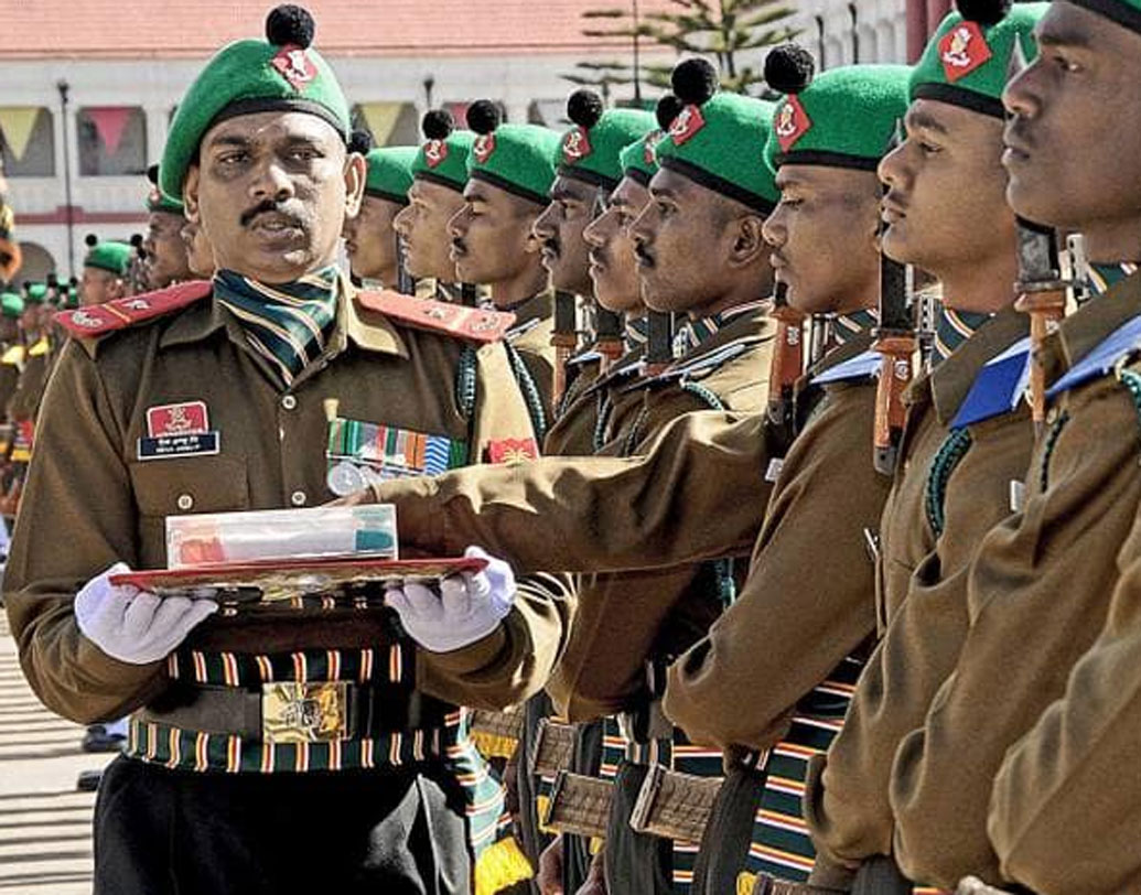 ভাবনার রেজিমেন্ট সেন্টার বেঙ্গালুরুতে। ওই সেন্টার থেকেই আরও দুই পুরুষ অফিসার দিল্লি আসছেন প্যারেডে অংশ নিতে। কন্টিজেন্ট কম্যান্ডার হিসেবে তাঁরা উপস্থিত থাকবেন প্যারেডে।