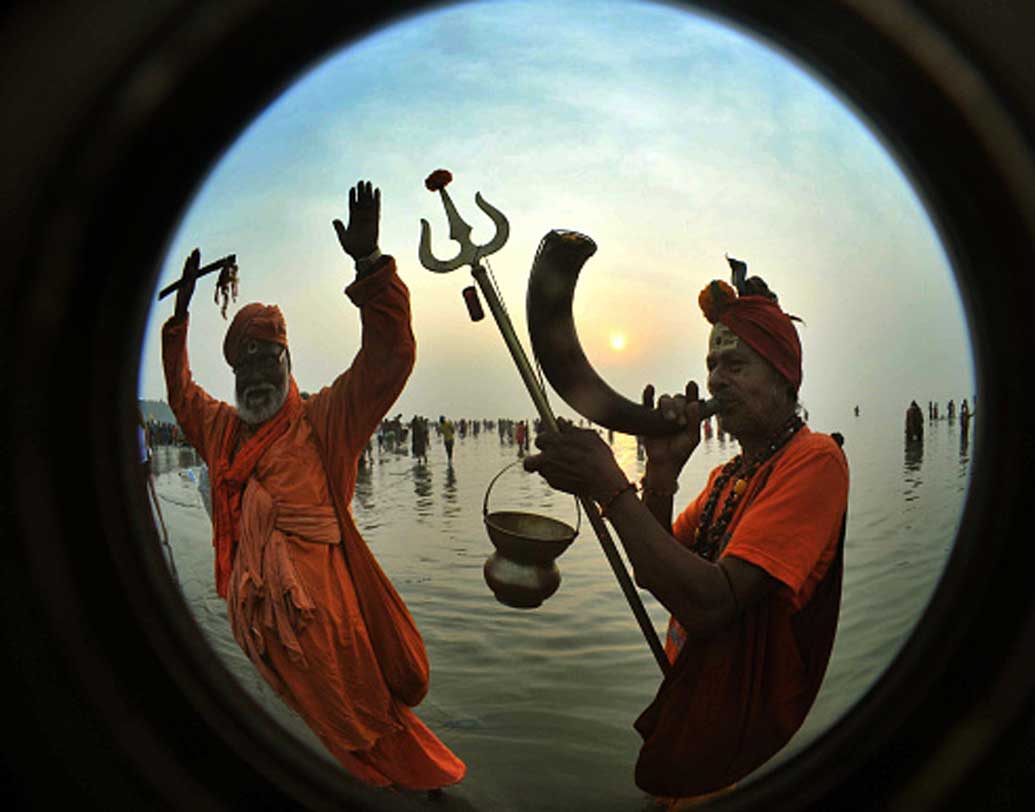 বাংলায় এই উৎসবকে বলা হয় পৌষ সংক্রান্তি। পশ্চিমবঙ্গের পশ্চিমাঞ্চলের জেলায় ও ওডিশার একাংশে হয় টুসু উৎসব। এ সময় অনুষ্ঠিত গঙ্গাসাগর মেলা আর কেঁদুলির জয়দেবের মেলাও বেশ বিখ্যাত। ইলাহাবাদের অর্ধ কুম্ভমেলায় সমবেত হয়েছেন হাজার হাজার মানুষ। লক্ষ্মীর আরাধনাও করা হয়।