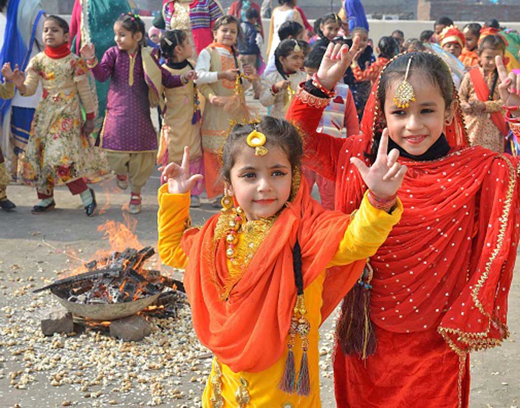 গুজরাতে উত্তরায়ণ, অসমে ভোগালি বিহু, পঞ্জাব, হরিয়ানা, হিমাচল প্রদেশ ও জম্মুতে লোহ্রি, কর্নাটকে মকর সংক্রমণ, কাশ্মীরে শায়েন-ক্রাত নামে পরিচিত এই উৎসব।