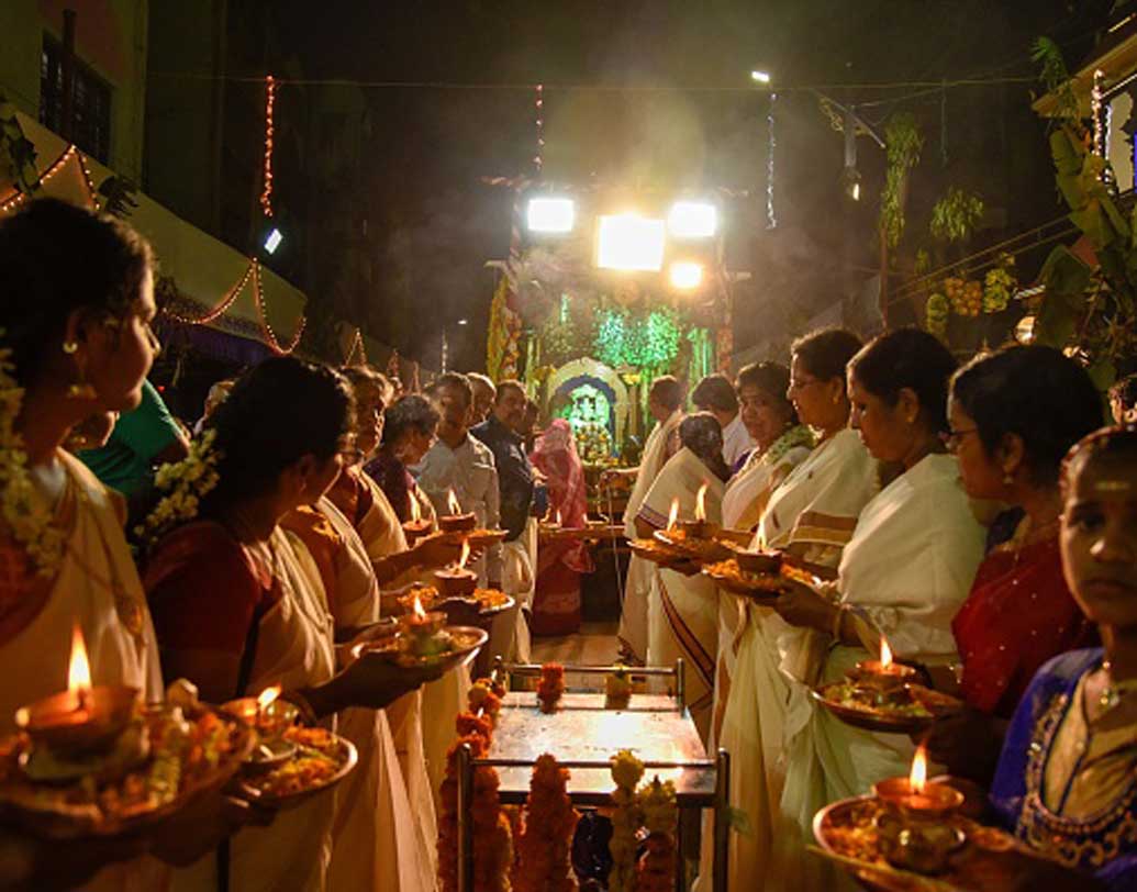 উত্তর ভারতের অন্যান্য এলাকা, ওডিশা, মহারাষ্ট্র, গোয়া, অন্ধ্রপ্রদেশ, তেলঙ্গানা এবং কেরলে মকর সংক্রান্তি নামটিই প্রচলিত হলেও স্থানীয় নামেরও প্রচলন আছে, যেমন মধ্যপ্রদেশে সকরত বা বিহার, ঝাড়খণ্ড ও উত্তরপ্রদেশের কোনও এলাকায় খিচড়ি পর্ব বা সকরতও বলে।
