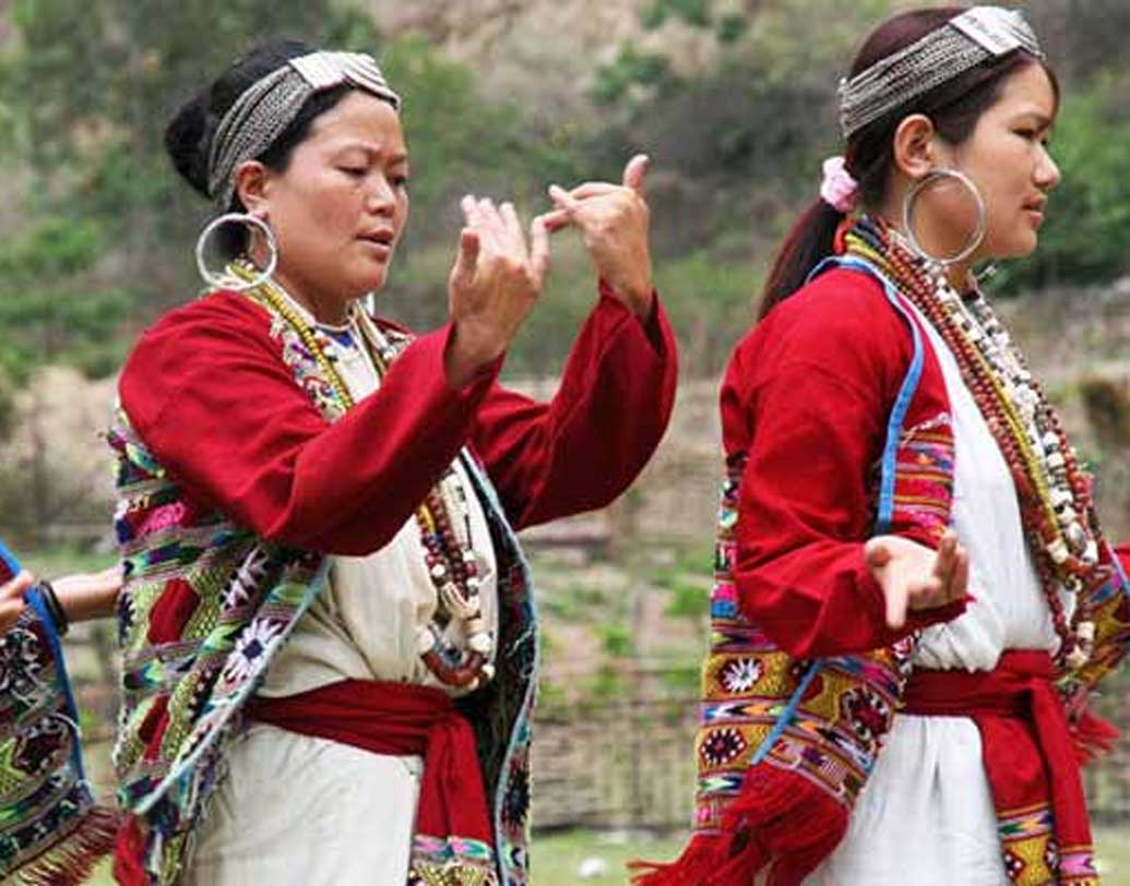 মণিপুরে অনেকে তাঁদের ঈশ্বর লিনিং-থোউয়ের কাছে প্রার্থনা করেন, অরুণাচল প্রদেশে চিন সীমান্তের কাছে ব্রহ্মকুণ্ডে রামায়ণ, মহাভারত ও কালিকাপুরাণের সূত্র ধরে দেবতার আরাধনা করা হয় এই সংক্রান্তিতে।