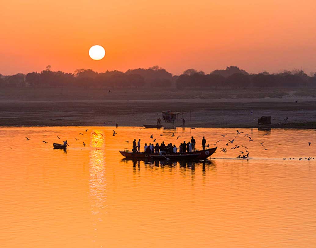 পুরাণ বলছে, এ দিনেই দেবতাদের সঙ্গে অসুরদের যুদ্ধ শেষ হয়।বিষ্ণু অসুরদের বধ করে তাদের ছিন্ন মাথা মন্দিরা পর্বতে পুঁতে দিয়েছিলেন, তাই এ দিন অশুভ শক্তির বিনাশ হয়ে শুভ শক্তি প্রতিষ্ঠিত হয়।