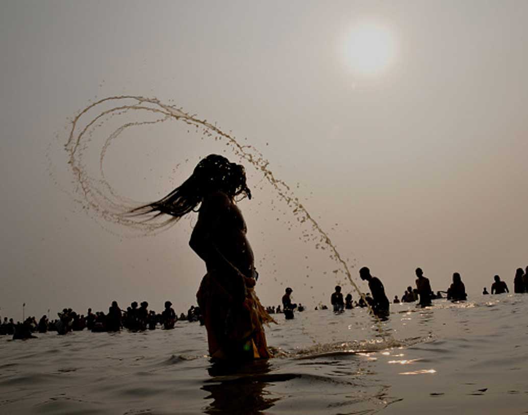 বিজ্ঞান বলছে, সূর্যের গতি দুই প্রকার, উত্তরায়ণ এবং দক্ষিণায়ণ। ২১ ডিসেম্বর সূর্য উত্তরায়ণ থেকে দক্ষিণায়নে প্রবেশ করে। এ দিন রাত সবথেকে বড় আর দিন সবথেকে ছোট হয়। এর পর থেকে দিন বড় আর রাত ছোট হতে শুরু করে। মাঘ থেকে আষাঢ় পর্যন্ত ছয় মাস উত্তরায়ণ। আবার শ্রাবণ থেকে পৌষ মাস পর্যন্ত ছয় মাস দক্ষিণায়ণ।