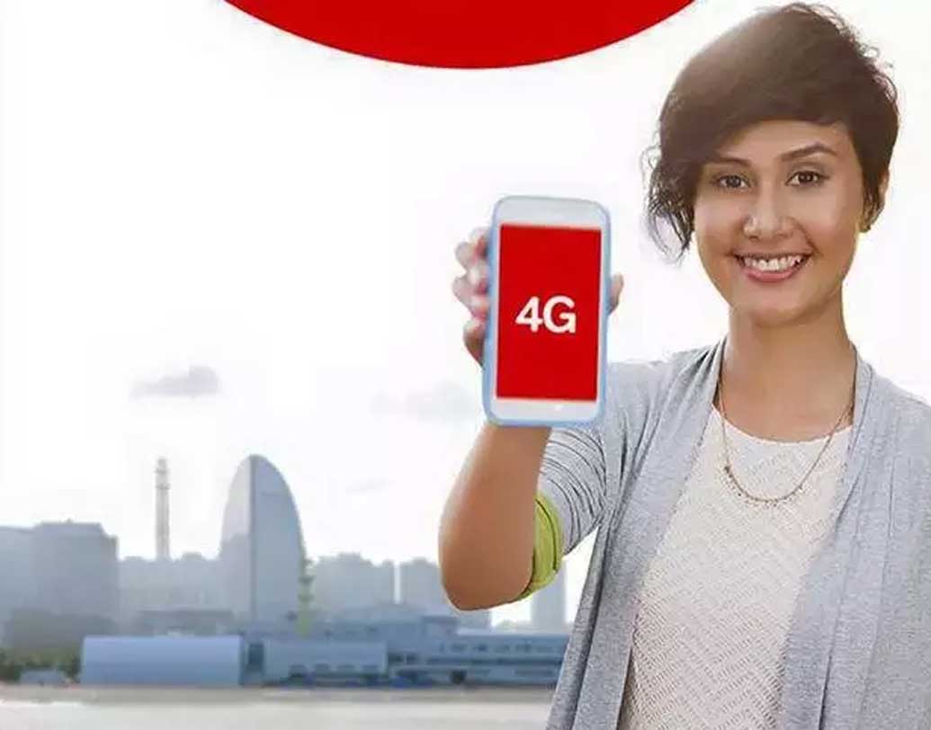 মুম্বইয়ে পড়াশোনাও করেছেন তিনি। মাত্র ১৬ বছরেই চলে এসেছিলেন মু্ম্বইয়ে। সেই মেয়েকেই এখন দেখা যাচ্ছে তেলুগু ইন্ডাস্ট্রির শুটিং ফ্লোরেও।