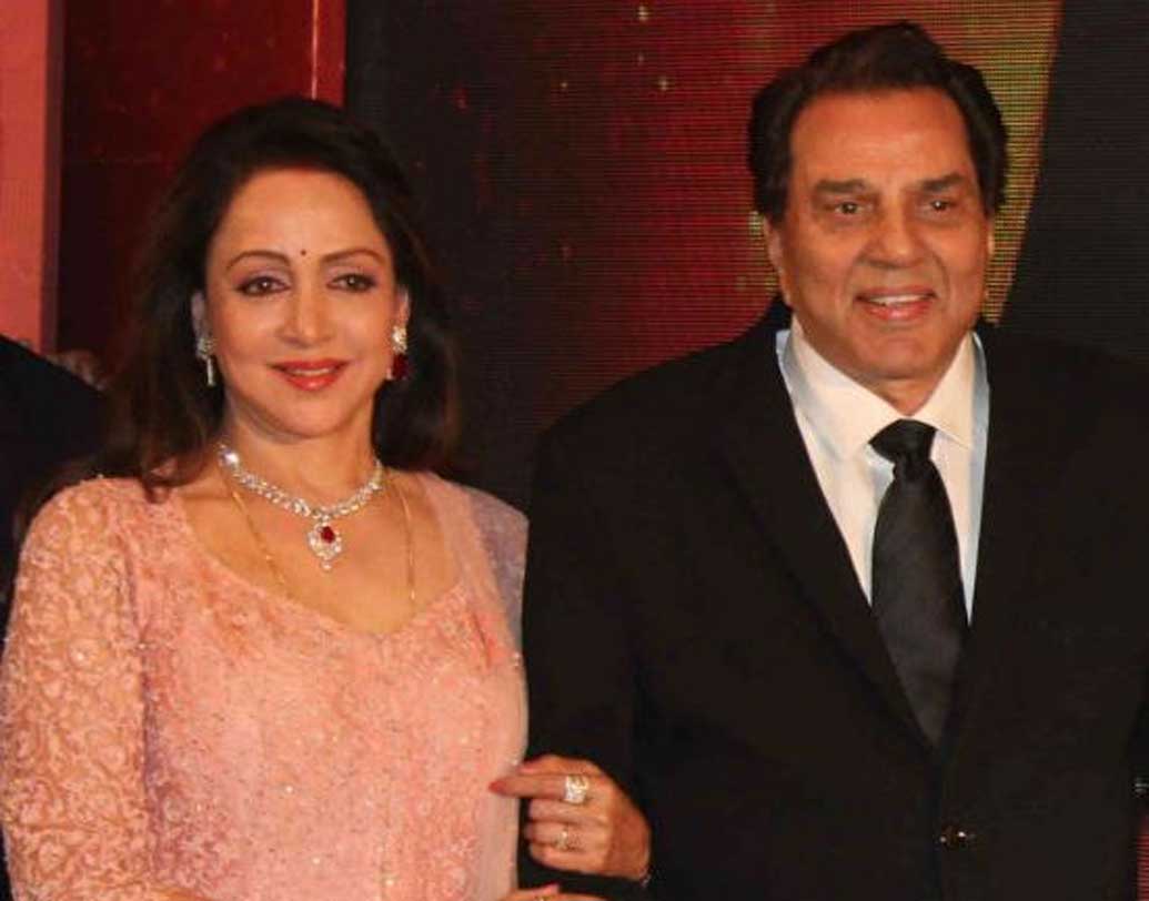 হেমা মালিনী ও ধর্মেন্দ্র দু’জনেই তাঁদের সময়ে অসম্ভব জনপ্রিয় ছিলেন। হেমার জনপ্রিয়তা খানিকটা হলেও ধর্মেন্দ্র চেয়ে বেশি ছিল। কেরিয়ারের শেষের দিকে হেমার পারিশ্রমিকও ছিল খানিকটা বেশি।