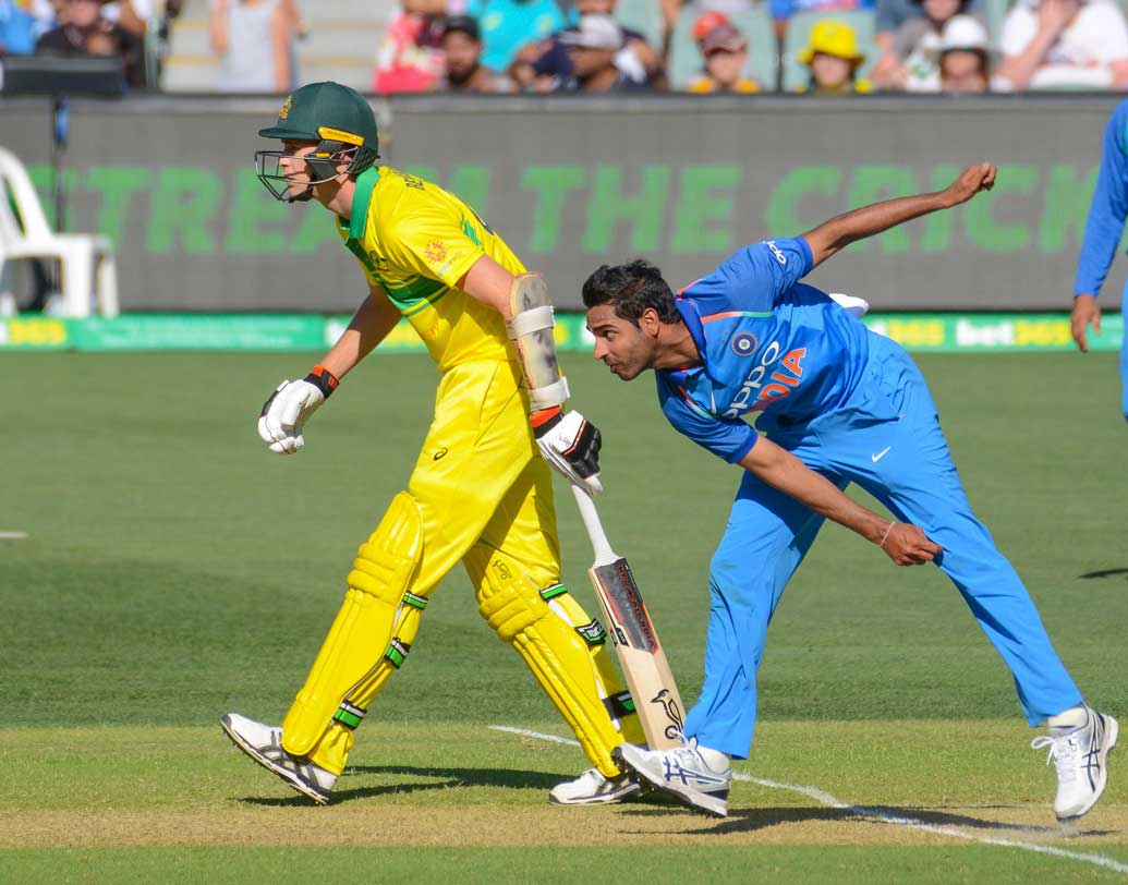 অস্ট্রেলীয় ব্যাটিং লাইন আপকে দুরমুশ করলেন ভুবনেশ্বর কুমার। ফিরলেন ছন্দে। ১০ ওভারে ৪৫ রান দিয়ে ৪টি উইকেট তুলে নেন তিনি। পরপর দু’বলে দুরন্ত ছন্দে থাকা গ্লেন ম্যাক্সওয়েল আর শন মার্শকে ফিরিয়ে অস্ট্রেলিয়ার রান তিনশোর কমে আটকে দিলেন।