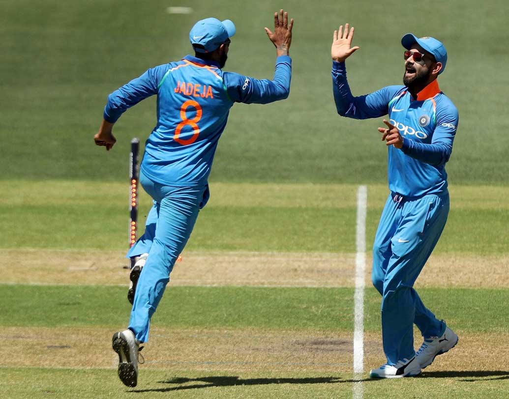 রবীন্দ্র জাডেজাও এ দিন যোগ্য সঙ্গত দিলেন ভুবি-শামিকে। ১০ ওভারে ৪৯ রান দিয়ে যে উইকেটটি তিনি তুলেছেন, সেটি হ্যান্ডসকম্বের। মাঝের ওভারগুলিতে তাঁর স্পিনে আটকে গিয়েছিল অস্ট্রেলিয়ার রানের গতি।