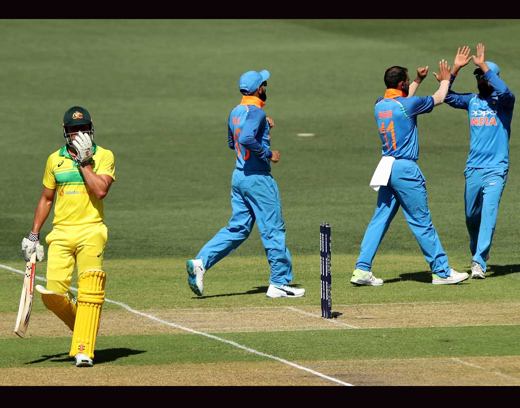 ডেথ ওভারে ভারতীয় পেসারদের বোলিং ছিল অসাধারণ। অজি লোয়ার-মিডল অর্ডারকে নড়তে দেননি ভুবি-শামি। শন মার্শ-ম্যাক্সওয়েলদের ভালই প্যাঁচে ফেলেছিলেন ভুবি-শামি। শেষ চার ওভারে তাঁদের গতি ভুগিয়েছে অস্ট্রেলীয়দের। শেষ তিন ওভারে অস্ট্রেলিয়া মাত্র ১৪ রান তোলে।