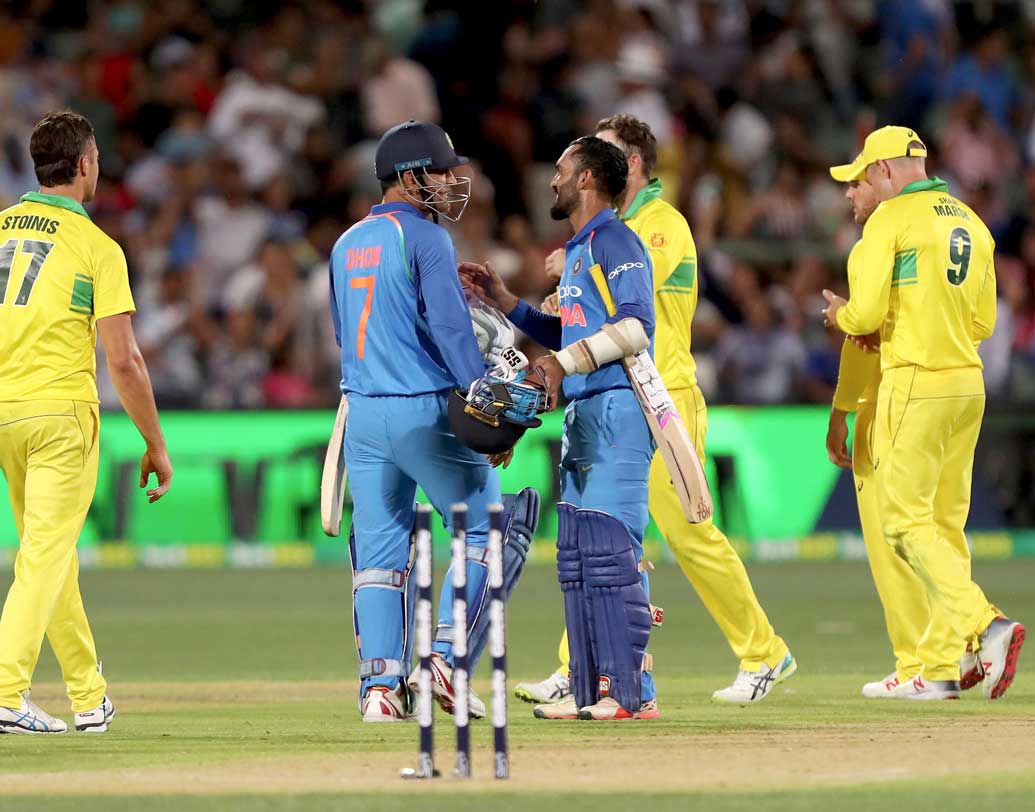 শেষ দিকে ধোনির চাপ অনেকটা কমিয়ে দিলেন দীনেশ কার্তিক। ১৪ বলে ২৫ রানে নট আউট ছিলেন। ঠিক সময়ে দুটো বাউন্ডারি মারলেন, খুচরো রান নিলেন। এই ইনিংসে আছে ছ’টা এক রান, চারটে দু’রান, একটা তিন, দু’টো চার। ইনিংসে ডট বল ছিল মাত্র একটা।