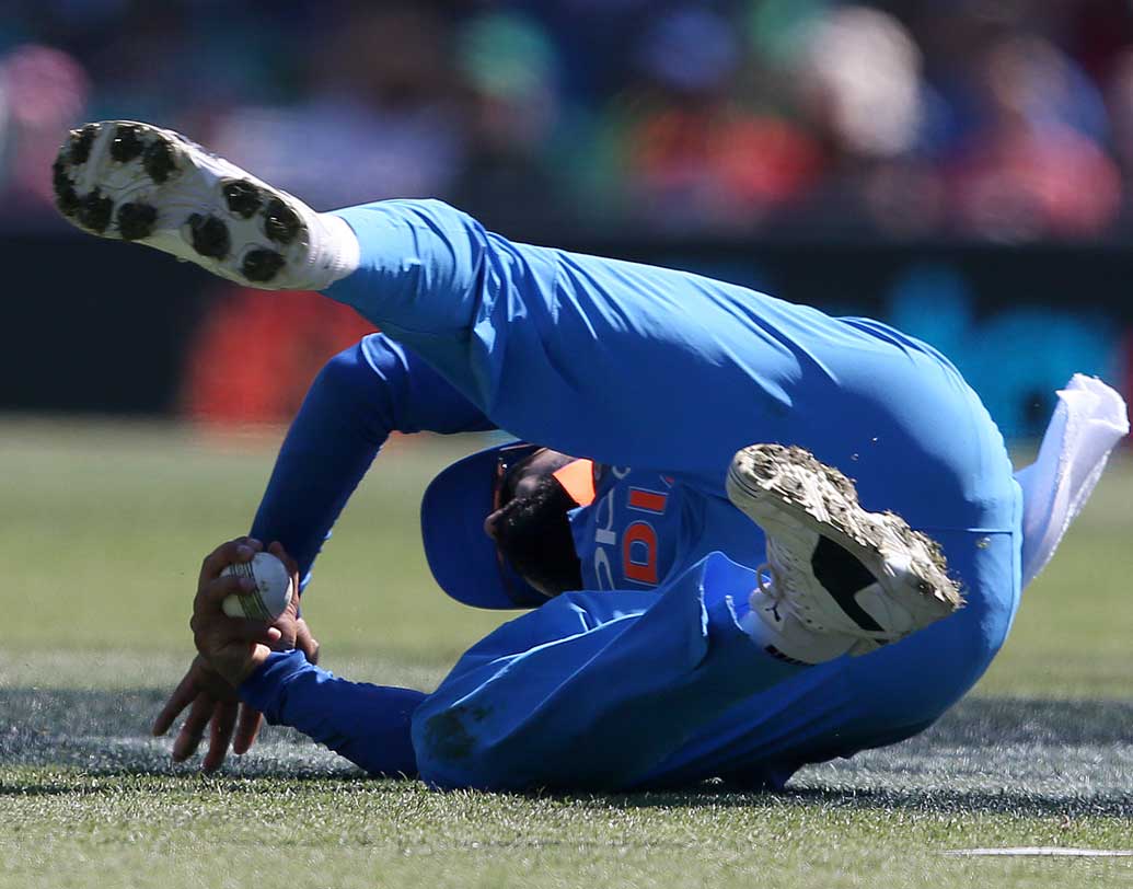 অ্যাডিলেডে ভারতের ফিল্ডিংও ছিল নজরকাড়া। প্রথমেই আসবে উসমান খোয়াজার রান আউট। কভার পয়েন্ট অঞ্চলে বল ধরে এক থ্রোয়ে উইকেট ভেঙে দেন জাডেজা। ওই সময় তিনি মাত্র একটা স্টাম্প দেখতে পাচ্ছিলেন। ভুবনেশ্বরের বলে পিটার সিডলের মারা শটটা ডিপ পয়েন্ট অঞ্চলে পড়ছিল। অসাধারণ রানিং ক্যাচ নেন কোহালি।