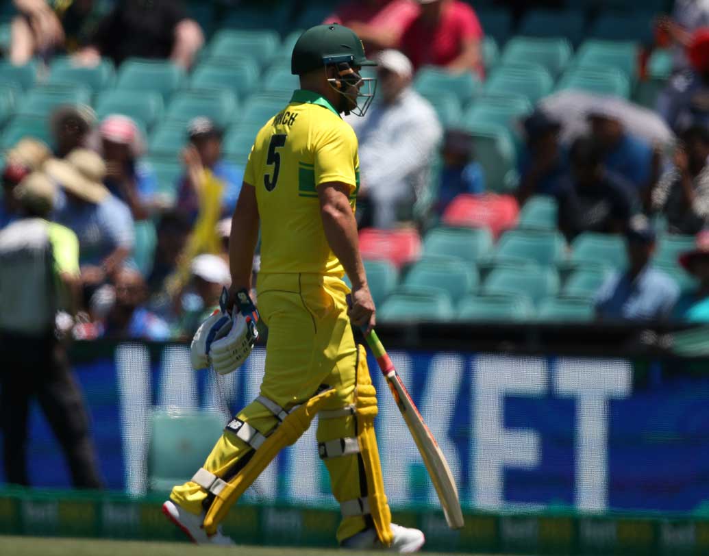 অস্ট্রেলীয় অধিনায়ক অ্যারন ফিঞ্চের ধারাবাহিক ব্যর্থতা অস্ট্রেলিয়ার হারের অন্যতম বড় কারণ। এদিন ১৯ বলে ৬ রানে আউট হন। সিডনির ম্যাচেও ৬ রানে আউট হয়েছিল ফিঞ্চ। টেস্টেও তাঁর ফর্ম ভুগিয়েছে দলকে।