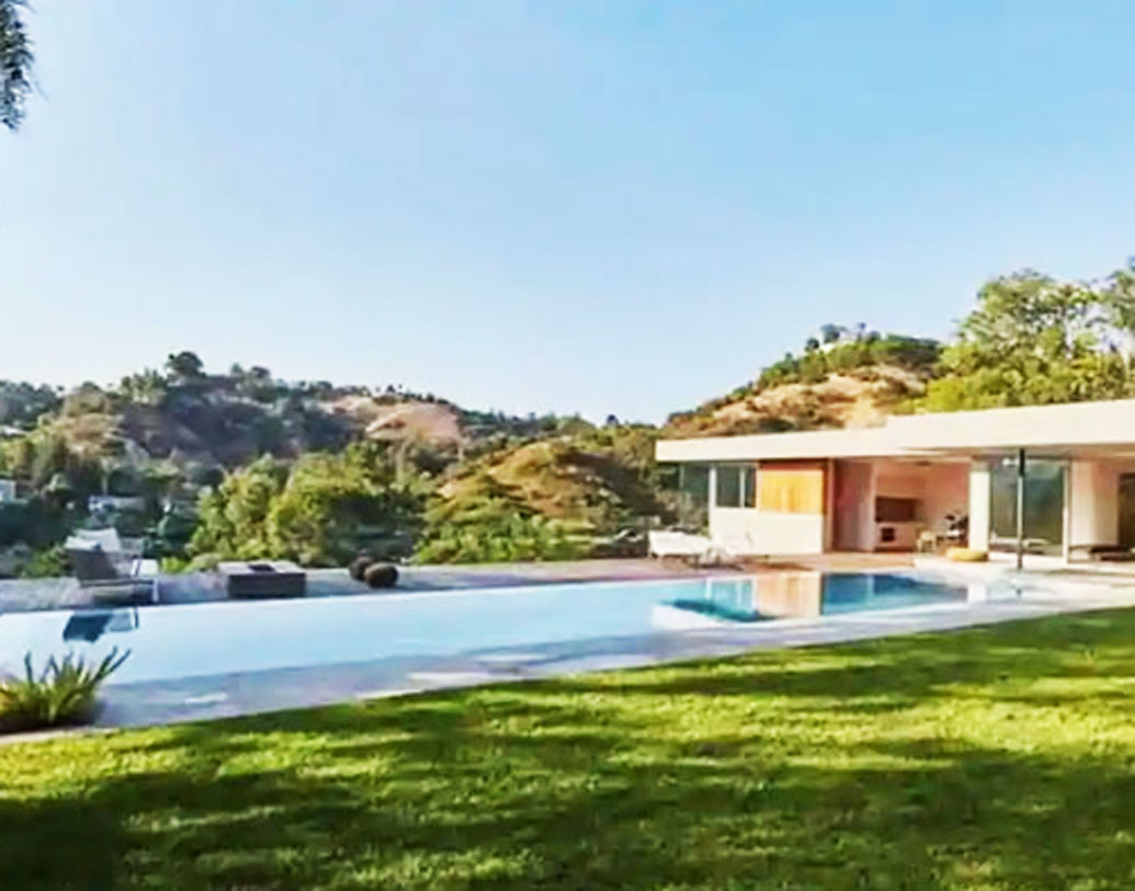 ওয়েবসাইট টিএমজেড-এর রিপোর্ট অনুযায়ী, নিক-প্রিয়ঙ্কার নতুন এই বাড়িতে রয়েছে পাঁচটি বেডরুম। চারটি বাথরুম এবং একটি সুইমিং পুলও রয়েছে।