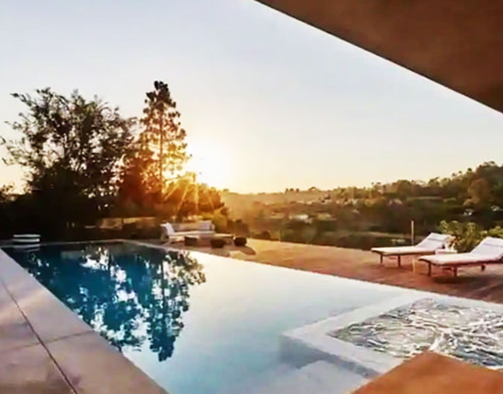 বেভারলি হিলসের এই বাংলো থেকে পুরো জায়গাটির মনোরম দৃশ্য উপভোগ করতে পারবেন নিক এবং প্রিয়ঙ্কা। তা সে বারান্দা থেকেই হোক বা সুইমিং পুল থেকে।