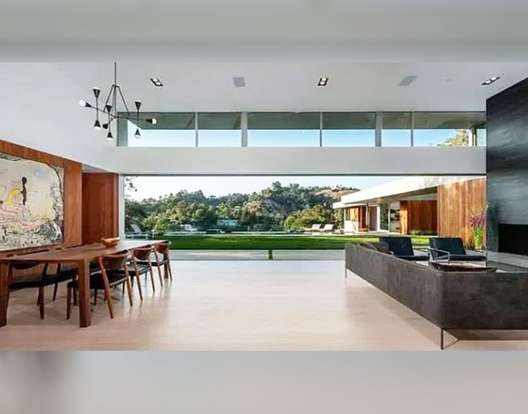 টিএমজেড-এর রিপোর্ট অনুযায়ী, প্রিয়ঙ্কা চোপড়াকে প্রোপোজ করার কয়েক মাস আগেই বাংলোটি কিনে ফেলেছিলেন নিক জোনাস। বেভারলি হিলসের সুসজ্জিত এই বাংলোটির দাম ভারতীয় মূল্যে প্রায় ৪৫ কোটি টাকা (৬.৫ মিলিয়ন ডলার)।