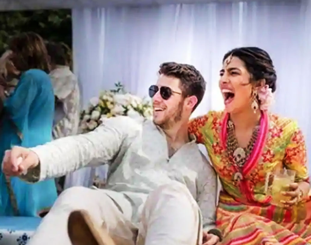 তাঁদের দিল্লির রিসেপশন পার্টিতে হাজির ছিলেন খোদ প্রধানমন্ত্রী। আর মুম্বইতে ইন্ডাস্ট্রির বন্ধুদের জন্য দুটো পার্টি দিয়েছিলেন প্রিয়ঙ্কা চোপড়া।