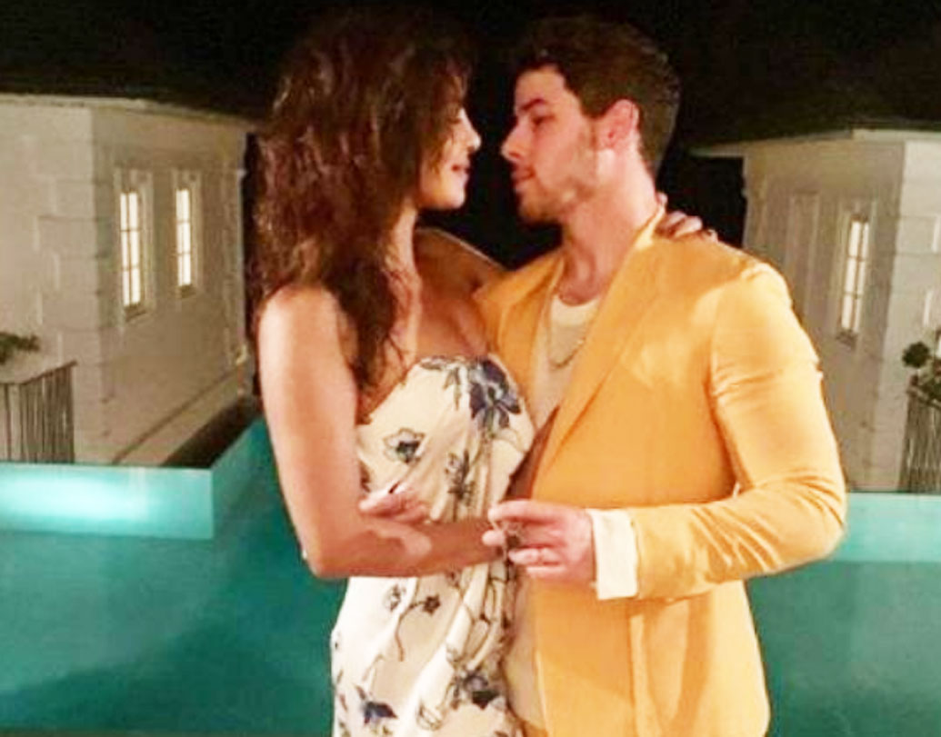 দেশে ফিরেই পরিচালক সোনালী বসুর ছবি ‘দ্য স্কাই ইজ পিঙ্ক’-এর কাজ শেষ করবেন অভিনেত্রী। ছবিতে প্রিয়ঙ্কা ছাড়াও রয়েছেন ফারহান আখতার, জাইরা ওয়াসিম।