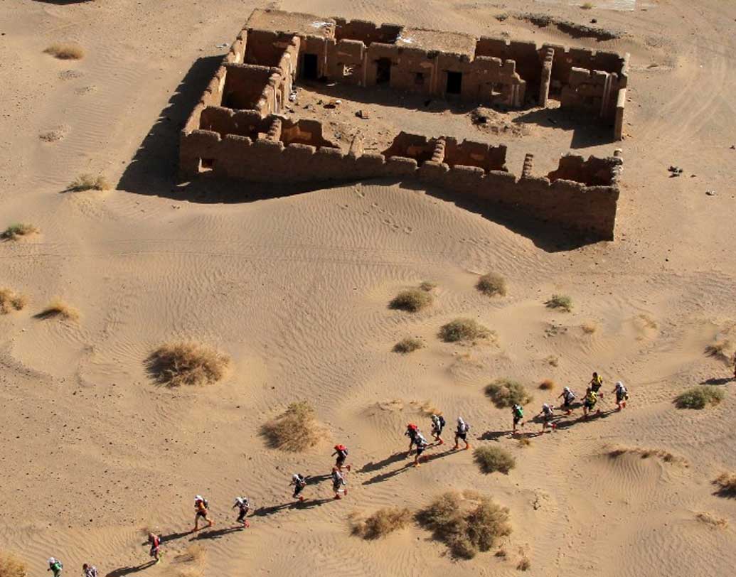 নিজেদেরই পোশাক, স্টোভ, স্লিপিং ব্যাগ ও সারভাইভাল কিট সঙ্গে রাখতে হয়। সংস্থার তরফে শুধুমাত্র ১০ লিটার থেকে ১২ লিটার জল দেওয়া হয় অংশগ্রহণকারীদের।