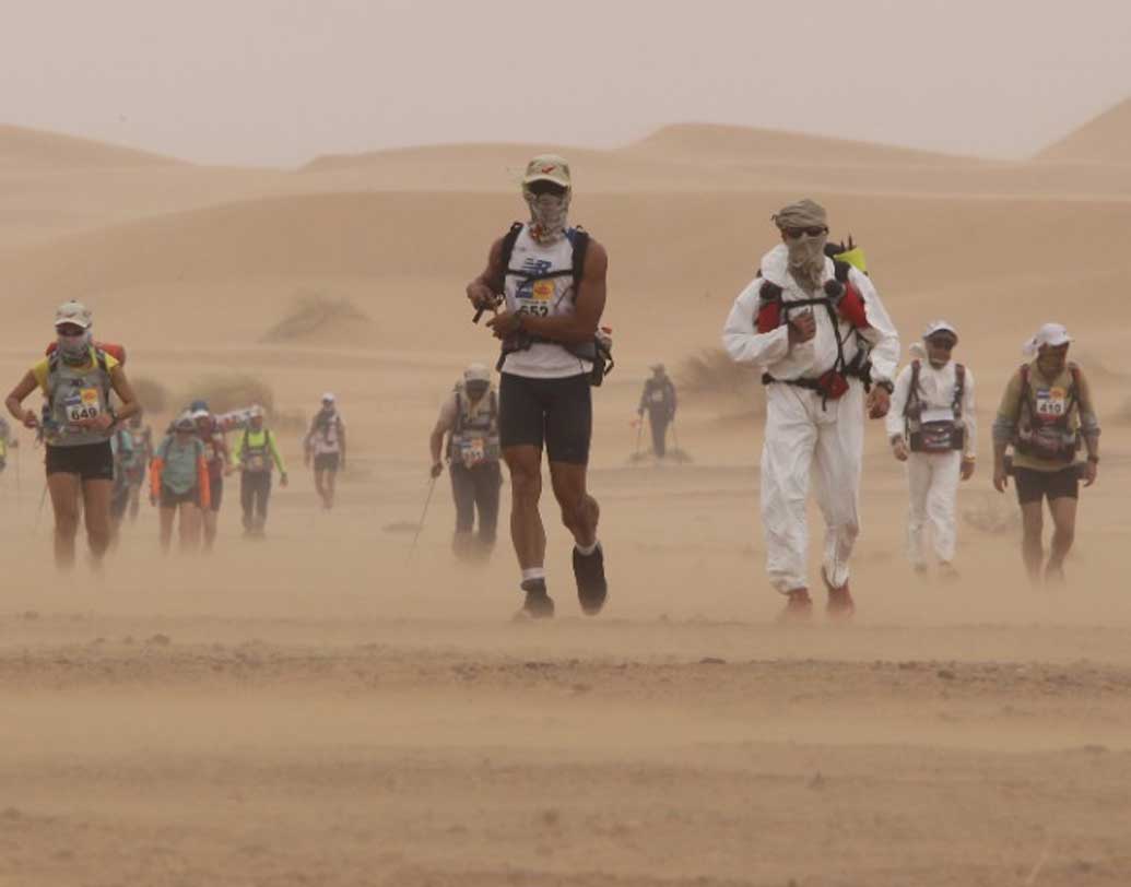 ৫০-৬০ ডিগ্রি সেলসিয়াসের মতো তাপমাত্রা থাকে সাহারা মরুভূমিতে।প্রথম দিনে এই রেসে দৌড়াতে হয় ৩৩.৮ কিমি, দ্বিতীয় দিনে ৩৮.৫ কিমির কাছাকাছি।