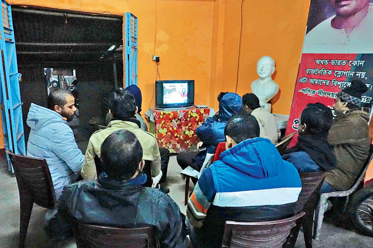 উৎসুক: সুপ্রিম কোর্টেও মিলল না রথযাত্রার অনুমতি। টিভিতে নজর কর্মীদের। মঙ্গলবার সন্ধ্যায় কোচবিহারে বিজেপির জেলা দফতরে। ছবি: হিমাংশুরঞ্জন দেব